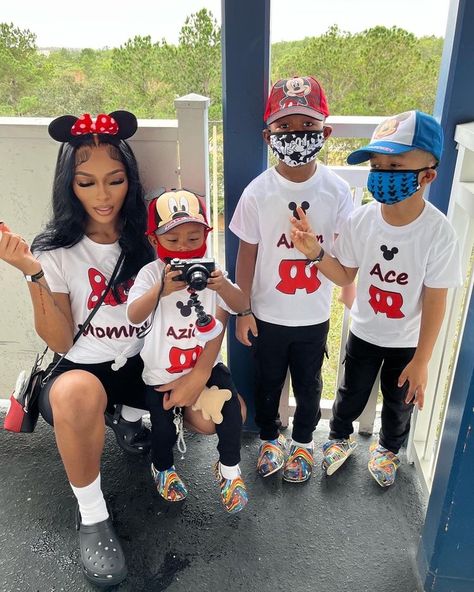 Mother And Son Disney Outfits, Disney World Outfits Mommy And Me, Disney World Family Pictures, Disney World Family Outfits, Family Disney Outfits, Parent Goals, Disney Family Outfits, Matching Mommy Daughter Outfits, Disney Trip Outfits