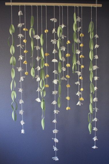 Flower backdrop for wedding ceremony Photo Decorating Ideas Wall, Diy Room Hanging Decor, Hanging Vines Decor, Cool Curtain Ideas, Hanging Flower Diy, Hanging Paper Leaves Diy, Birthday Photo Wall Ideas, Window Hanging Decor Diy, How To Make Paper Vines