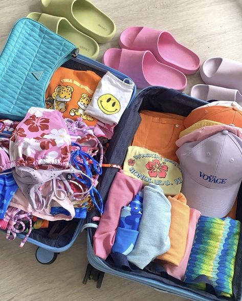 Summer Packing Aesthetic, Beach Suitcase, Summer Holiday Packing, Packing Aesthetic, Summer Bag Essentials, Summer Suitcase, Packing Idea, Summer Must Haves, Summer Packing