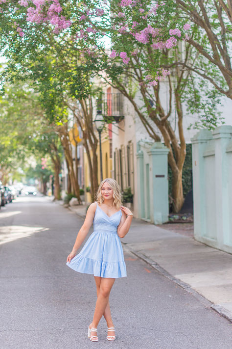 Charleston senior session Charleston Sc Pictures, Charleston Senior Photos, Charleston Sc Senior Pictures, Charleston Photo Ideas, Charleston Senior Pictures, Preppy Senior Pictures, Charleston Birthday, Rainbow Row Charleston, Pictures Downtown