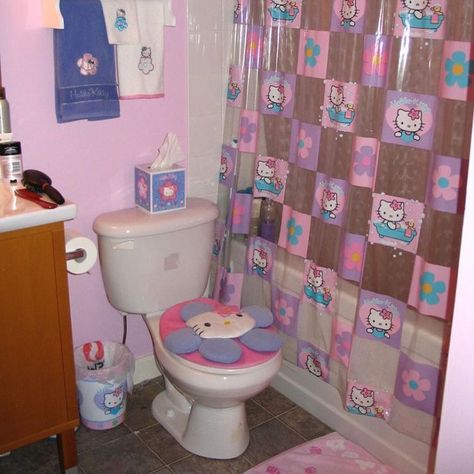 Hello Kitty Bathroom Aesthetic, Hello Kitty Door Decoration, Hello Kitty Bathroom Decor, Hello Kitty Room Aesthetic, Y2k Bathroom, Kawaii Bathroom, 2000s Bedroom, Cute Rooms, Hello Kitty Room