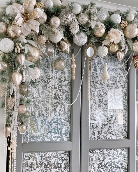 Christmas Outdoor Decorating, Frosted Christmas Garland, Landscaping Garden Ideas, Outdoor Decorations Christmas, Backyard Gardening Ideas, Outdoor Decor Christmas, Christmas Outdoor Decorations, Christmas Outdoor Decor, Christmas Outdoors