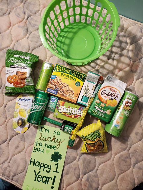 My boyfriend and I's anniversary happens to be on St. Patties Day so I made him a little green gift basket with snacks and useful things. Mostly dollar store stuff. Green Gift Basket, Boyfriend Basket, Valentines Gift For Boyfriend Baskets, For Boyfriend, Green Snacks, St Patrick Day Treats, Boyfriend Gift Basket, St Patricks Day Crafts For Kids, Valentine's Day Gift Baskets