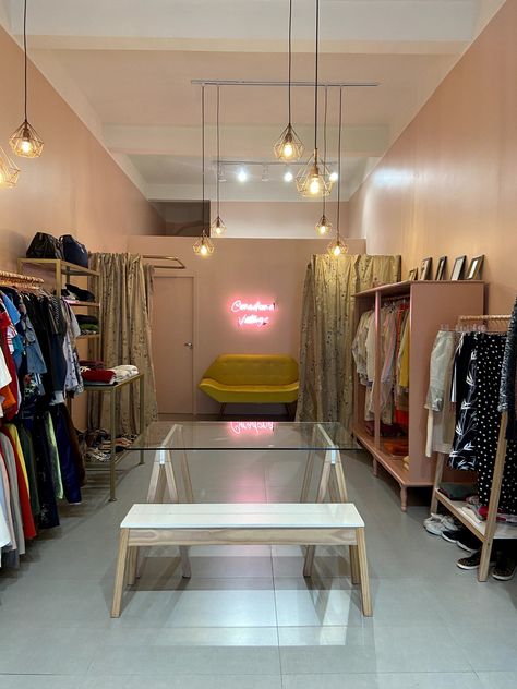 Boutique Shop Interior, Botique Interiors, Fashion Shop Interior, Vintage Store Ideas, Clothing Boutique Interior, Fashion Store Design, Clothing Store Displays, Clothing Store Design, Retail Interior Design