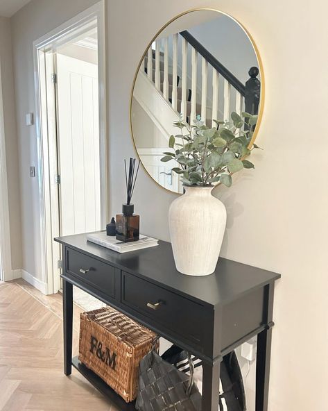 Black Console Table Entryway Decor, Entryway Console With Mirror, How To Style A Console Table Entryway, Decoration Console Entree, White Console Table Entryway, Black Console Table Entryway, Entryway Decor Modern Luxury, Entryway Table Black, Black Console Table Decor