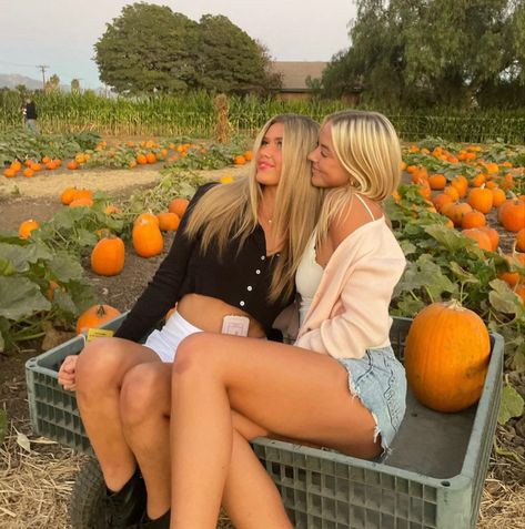 Fall Inspired Pictures, Punkin Patch Pictures Ideas, Pumpkin Patch Best Friend Pictures, Pumpkin Patch Pics Friends, Cute Pumpkin Patch Photos, Pumpkin Patch Picture Ideas Friends, Pumpkin Patch Friends, Fall Pictures With Best Friend, Fall Photoshoot Friends