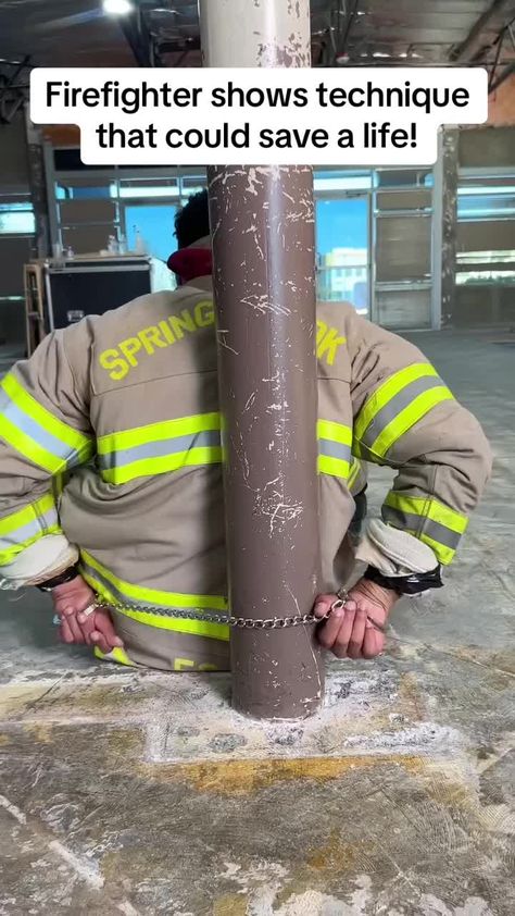 Firefighter shows technique that could save a life! 1000 Lifehacks, Trening Sztuk Walki, Self Defence Training, Self Defense Moves, Self Defense Tips, Survival Skills Life Hacks, Self Defense Techniques, Survival Life Hacks, Survival Techniques