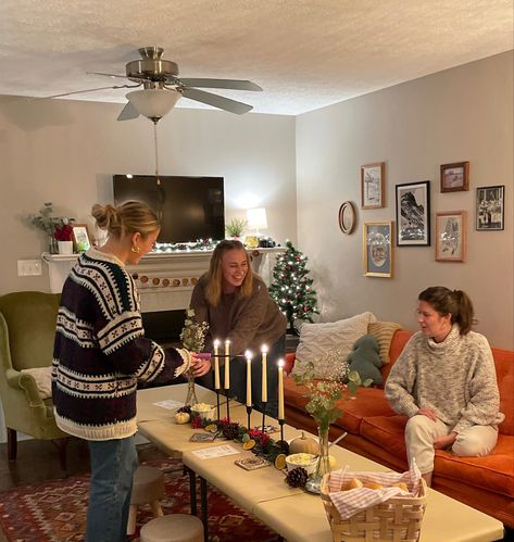 Home Dinner Party Outfit, Friendsgiving Aesthetic Outfit, Friends Giving Aesthetic, Friendsgiving Photoshoot, College Christmas Party, Friendsgiving Outfits, Cozy Thanksgiving Outfit, Dinner With Friends Outfit, Carol Friends