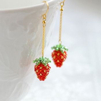 beaded strawberries earrings Handmade Seed Bead Earrings, Strawberry Seed Bead Earrings, Strawberry Bead Earrings, Diy Strawberry Earrings, Bead Strawberry Pattern, Watermelon Beaded Earrings, Beaded Strawberry Tutorial, Beaded Strawberry Pattern, Seed Bead Creations