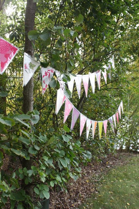 Pretty Outdoor Weatherproof Bunting DIY Outdoor Bunting Diy, Garden Bunting Ideas, Bunting Template Printable Free, Bunting Ideas Unusual, Bunting Banner Template, How To Make Bunting, Outdoor Bunting, Fall Bunting, Photo Bunting