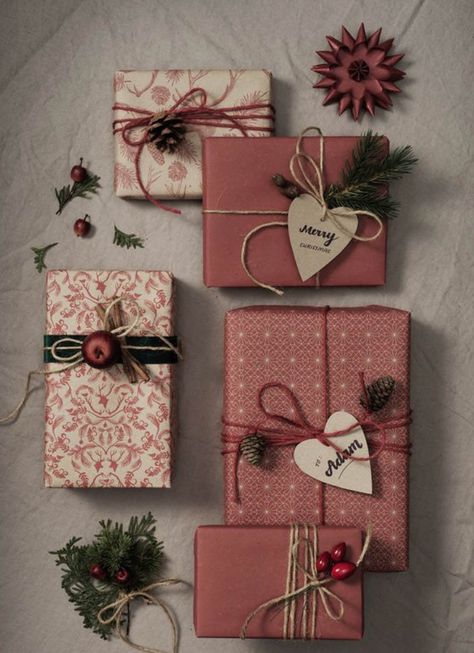 60 Christmas Gift Wrapping Ideas for Your Inspiration - Part II - Hongkiat Pine Cone Gift Wrap, Beautiful Present Wrapping, Christmas Paket Wrapping Ideas, Christmas Gift Ideas Wrapping, Natural Christmas Present Wrapping, Cute Christmas Packaging Ideas, Long Gift Wrapping Ideas, Presents Decoration Ideas, Wrapped Gifts Christmas