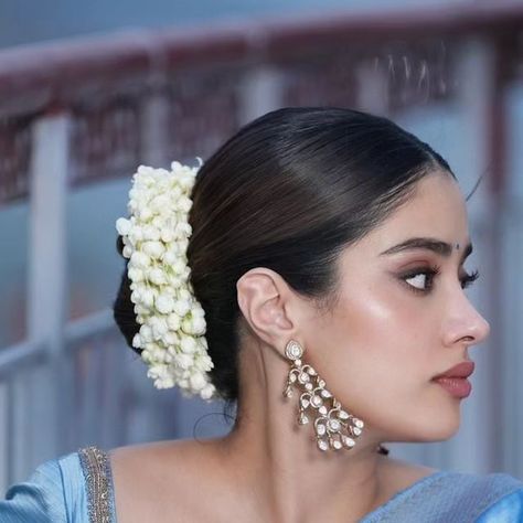 The Fab Fashion Closet on Instagram: "Can’t go wrong with classics!   @janhvikapoor 💙  MUA : @tanvichemburkar  Hair : @marcepedrozo  Styling By : @stylebyami . . #janhvikapoor #saree #styleinspo #bangles #gajra" Bun Haïr Style For Wedding, Saree With Gajra Look, Gajra Hairstyle, Gajra Hairstyles Buns, Bun With Gajra Hairstyles Saree, Wedding Buns, Gajra Bun, Bun With Gajra, Sleek Bun With Gajra