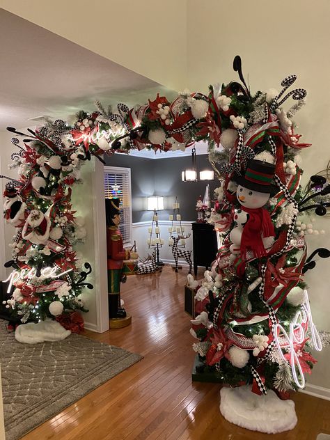 Christmas Ornament Archway Diy, Ornament Archway Diy, Christmas Archway Decor Indoor Diy, Christmas Archway Decor Indoor, Ornament Arch, Christmas Archway, Arch Way, Archway Decor, Christmas Arch