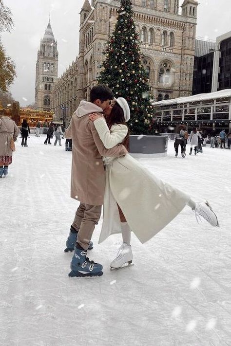 Looking for cute ice skating date outfits? Check this post for the best ice skating date tips and outfit ideas to add sparks to your date! Christmas Skating Rink, Couple Skating Aesthetic, Couples Winter Aesthetic, Boyfriend Christmas Pictures, Ice Skating Couple Aesthetic, Cute Ice Skating Outfit Date, Ice Skating With Boyfriend, Christmas Date Aesthetic, Christmas Pics With Boyfriend