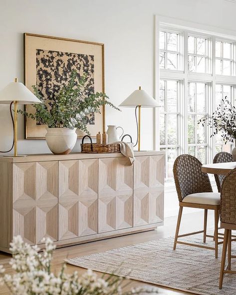 McGee & Co. (@mcgeeandco) • Instagram photos and videos Ideas Decoracion Salon, Sideboard Styles, Sideboard Decor, Dining Room Sideboard, Traditional Dining Room, Mcgee & Co, Oak Sideboard, Decoration Inspiration, Room Table