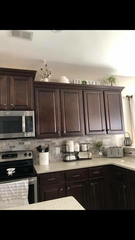 White Walls Brown Cabinets, Dark Cabinets Kitchen Decor Ideas, Chocolate Kitchen Cabinets Ideas, Dark Cabinets Kitchen Decor, Expresso Cabinets With Grey Walls, Brown Cabinet Black Countertop, Espresso Cabinet Backsplash, Kitchen Decor Dark Cabinets, Kitchen Backsplash With Dark Cabinets Espresso