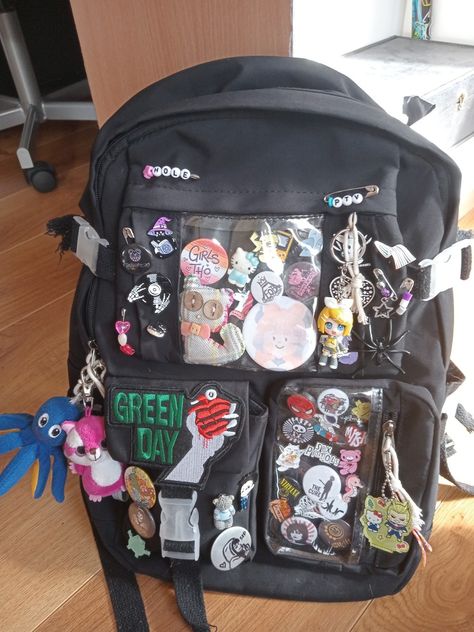 #bag #backpack #pins #pinbag #schoolbag #iheartfob Backpack With A Lot Of Pockets, Emo Backpacks Diy, What In My Backpack School, Pin Bag Aesthetic, Pin For Backpack, Decorate My Bag With Me, Ways To Decorate Your Backpack, School Bag With Pins, How To Decorate Your Backpack