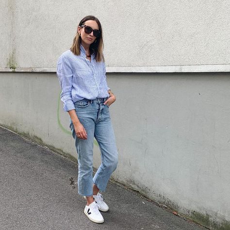 Blue Stripe Shirt Outfit, Linen Shirt Outfit Women, Button Shirt Outfit, White Striped Shirt Outfit, Blue Striped Shirt Outfit, Jeans And Sneakers Outfit, Linen Shirt Outfit, Button Down Outfit, Outfits With Striped Shirts