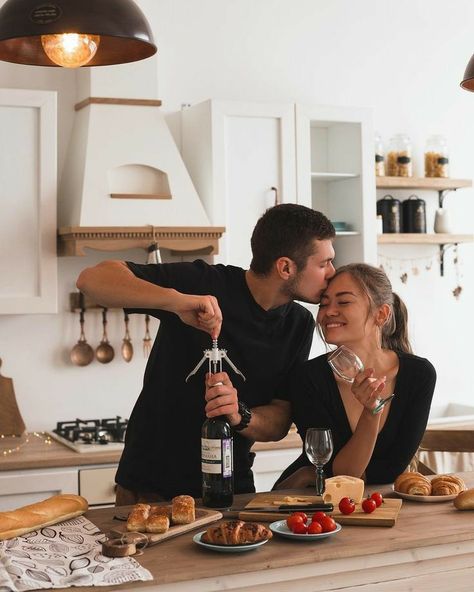 Kitchen Engagement Photos, Couple Kitchen Photoshoot, Couples Cooking Together, Couples Dinner, Wedding Fotos, Home Photo Shoots, Luxury Couple, Man Cooking, Couple Cooking