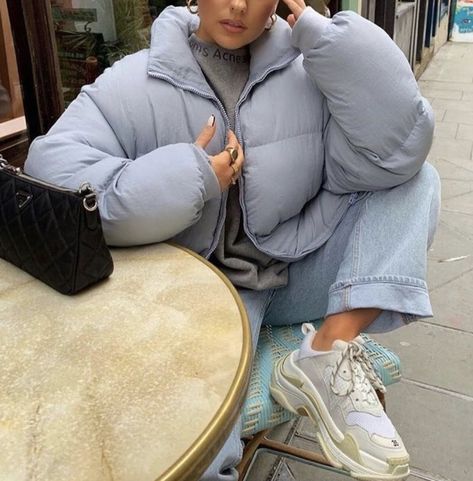 Grey Puffer Jacket Outfit, Short Puffer Jacket Outfit, Puffer Jacket Outfit Winter Style, Puffer Jacket Aesthetic, Puffer Outfit, Winter Jacket Outfits, Grey Puffer Jacket, Jacket For Winter, Puffer Jacket Outfit