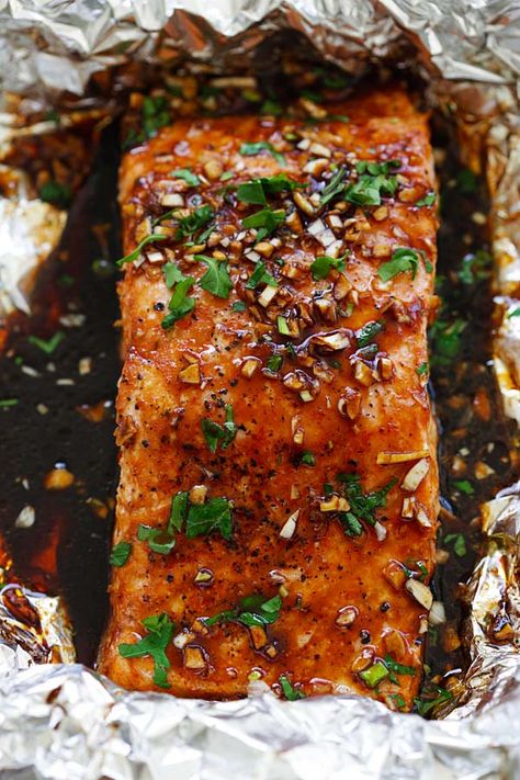 Sriracha Salmon Recipes, Salmon Recipes Oven, Sriracha Salmon, Baked Salmon Recipe, Salmon Marinade, Grilled Salmon Recipes, Garlic Butter Salmon, Garlic Salmon, Baked Salmon Recipes