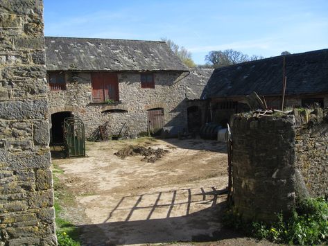 Irish Architecture, Ireland Aesthetic, Ireland Cottage, Irish Houses, Stone Cottages, Converted Barn, Irish Cottage, Old Irish, Farm Buildings