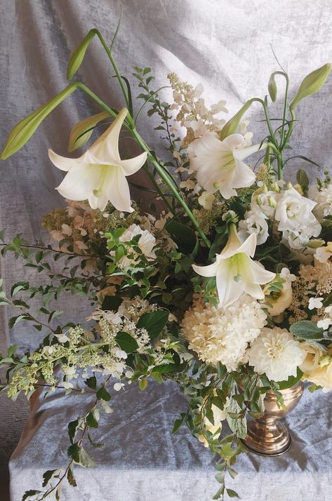 Statement Florals Wedding, Lily Flower Arrangements, Lily Arrangement, Table Floral Arrangements, Neutral Wedding Flowers, Perennial Bulbs, Large Floral Arrangements, Lilly Flower, Flower Installation