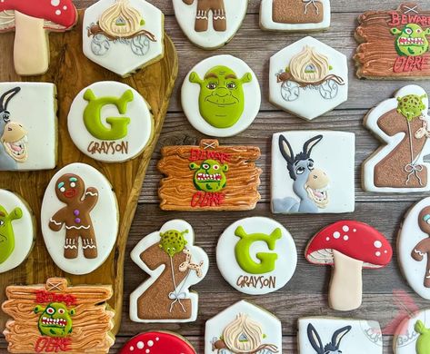 Shrek Decorated Cookies, Character Cookies Decorated, Shrek Sugar Cookies, Shrek Cookies Decorated, Shrek Desserts, Shrek Cookies, Shrek Birthday, Fancy Cupcakes, 2 Birthday