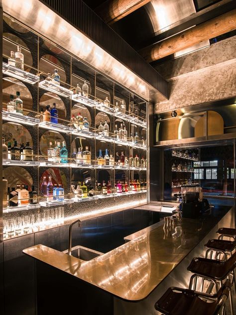 AUNQUE HAY UN BUEN DISEÑO EN ESTA IMAGEN, LO QUE RESALTA ES QUE EL LOCAL NO TIENE LUZ PROPIA. NUEVAMENTE EL TRAGO ALUMBRA Back Bar Design, Bar Counter Design, Studio House, Bar Design Awards, Bar Interior Design, Home Bar Designs, Bar Displays, Bar Interior, Lounge Design