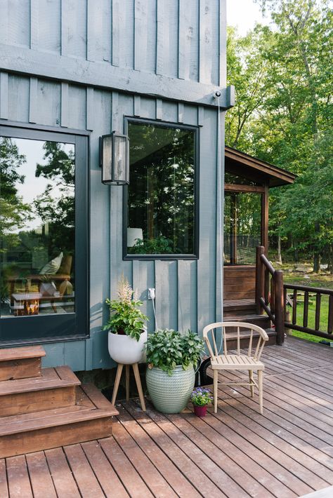 Scandinavian Cabins, Mini Home Gym, Zosia Mamet, Sunroom Dining, Log Cabin Exterior, Scandinavian Cabin, Mini Home, Cabin Exterior, Modern Rustic Homes