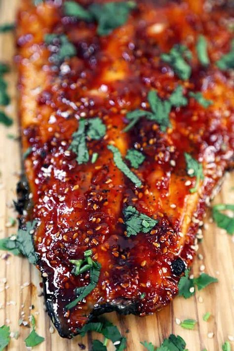 Oven Baked Salmon Recipes, Sriracha Salmon, Salmon Recipes Baked Healthy, Baked Salmon Recipe, Fish Recipes Baked, Oven Baked Salmon, Butter Salmon, Fish Recipes Healthy, Baked Salmon Recipes