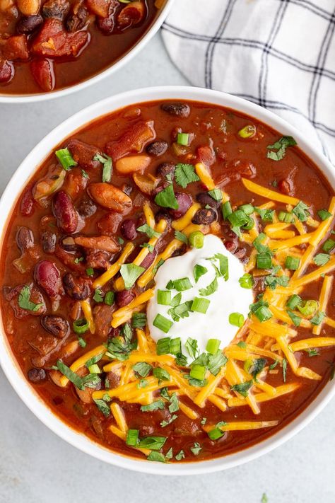 Instant Pot Vegetarian Chilli, Chili Beans No Meat, Veggie Bean Chili, Sweet Chili Vegetables, Vegetarian Chili Crock Pot Easy, Chili No Meat Recipe, Chili Recipe Crockpot No Meat, Instant Pot Veggie Chili, Chili Vegetarian Recipe