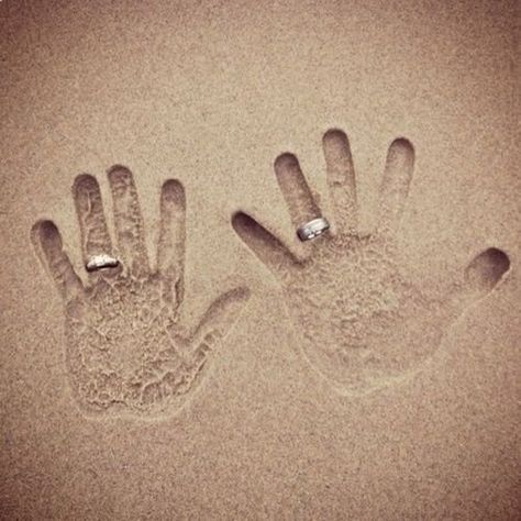 Honeymoon Pictures, Dream Beach Wedding, Pre Wedding Photoshoot Outdoor, Beautiful Beach Wedding, Beach Wedding Inspiration, Beach Wedding Photography, Beach Wedding Photos, Wedding Couple Poses, Foto Tips