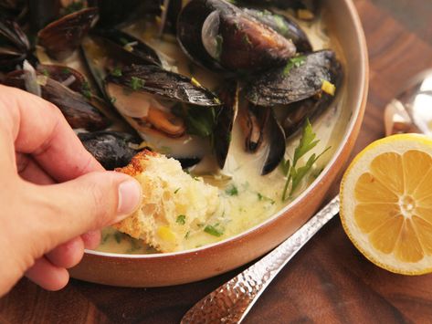 moules marienieres Mussles Recipe Creamy, How To Cook Live Mussels, White Wine Garlic Mussels, Mussels In White Wine, French Mussels In White Wine, Scalloped Oysters, Mussels Recipe, Homemade Mayonnaise, European Cuisine