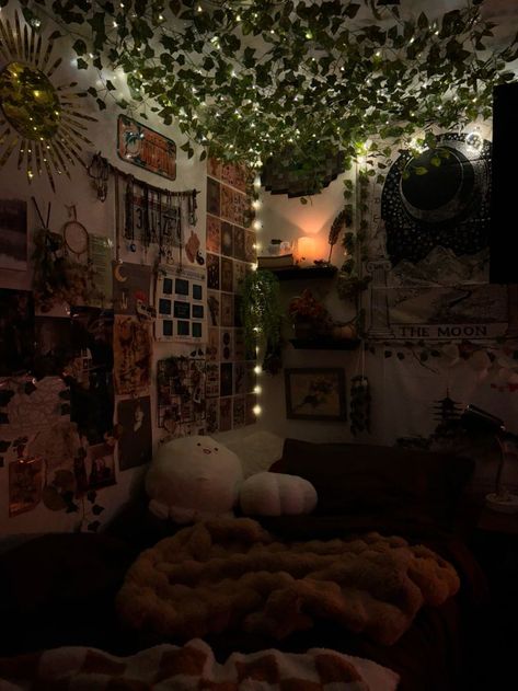 A comfy looking, aesthetic bedroom, with fairy lights and vines along the ceiling and walls. Perfect sleep room for teenagers. #uniroomdecor #fairylights #roomdecor #bedroom #comfy #bedding #vines Grunge Bedroom, Dream Bedroom Inspiration, Comfy Bedroom, Chill Room, Room Redesign, Grunge Room, Indie Room, Redecorate Bedroom, Cozy Room Decor