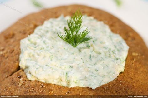 Dill Dip in Rye Bread Bread Dips Recipes, Banana Bread With Applesauce, Dill Dip Recipes, Rye Bread Recipe, Pumpkin Cranberry Bread, Rye Bread Recipes, Dill Dip, Unique Recipe, Healthy Beef Recipes