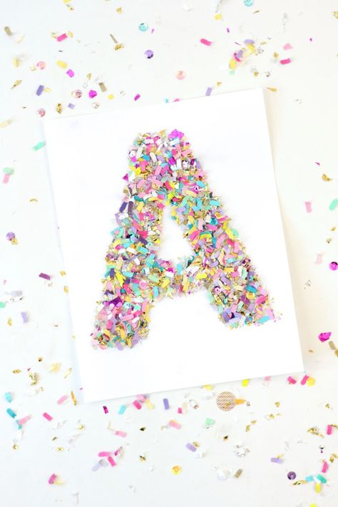 DIY Confetti Letter Art - this is so easy to make! Perfect for unique home decor, party, or wedding. Learn how to make it here. Confetti Crafts, Letter Decoration Ideas, Diy Monogram Letters, Diy Lettering, Confetti Bars, Diy Confetti, Mod Podge Crafts, Custom Confetti, Letter Decor