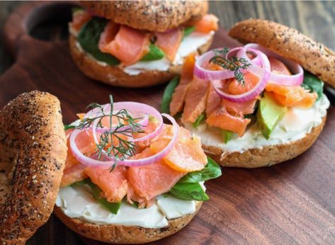 Whole Wheat Bagel, Smoked Salmon Bagel, Lox And Bagels, Salmon Bagel, Friday Dinner, Bagel Sandwich, Healthy Bread, Nutritious Breakfast, Low Carb Dinner Recipes