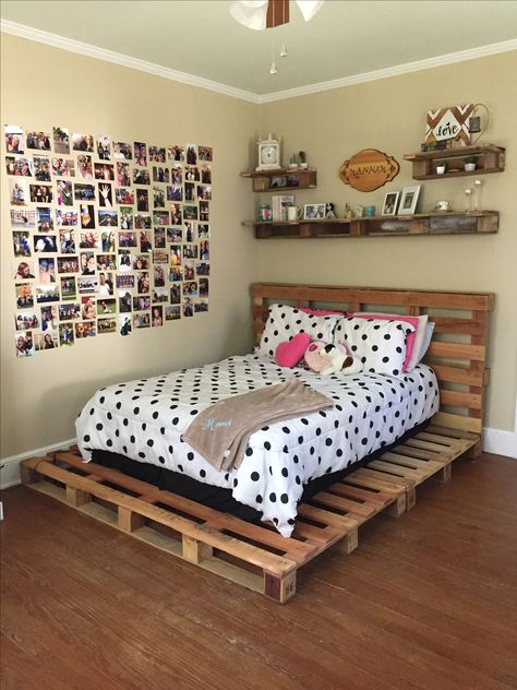 Bedroom Idea Simple, Bed Pallets Ideas, Simple Bed Frame Ideas, Wooden Pallet Bed Frame, Pallet Bed Rooms, Pallets Bed, Pallet Bed Frame Diy, Wooden Pallet Beds, Pallet Bed Frame