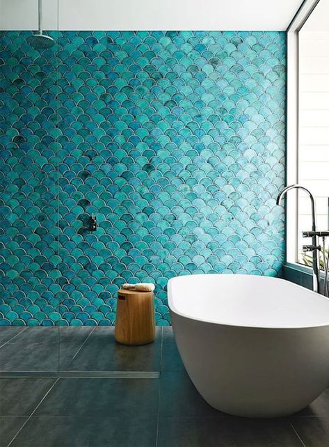 Blue Green Bathrooms, Colorful Bathrooms, Bathroom Feature Wall, Mermaid Tile, Green Tile Bathroom, Fish Scale Tile, Bad Inspiration, Beautiful Houses Interior, Tile Trends