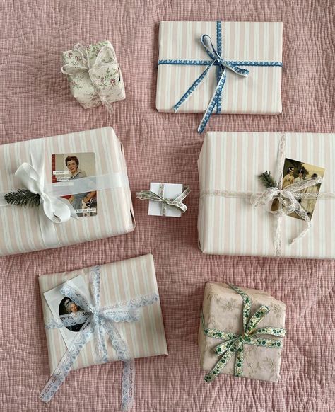 Burlap Gift Wrapping, Cute Present Packaging, Gifts To Make Friends For Christmas, Vintage Christmas Wrapping Ideas, Cute Gift Wrapping Ideas For Birthday, Gift Packaging Aesthetic, Gift Giving Aesthetic, Cute Christmas Wrapping Ideas, Christmas Wrapping Aesthetic