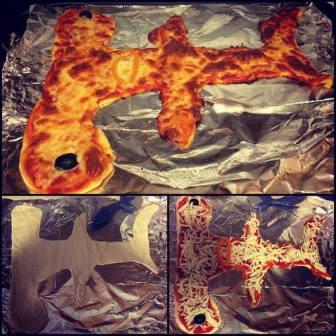 2014 Shark Week kick off dinner :) a hammerhead shaped shark pizza!! Shark Quesadilla, Shark Dinner Ideas, Shark Week Food Dinner, Shark Week Dinner Ideas, Shark Desserts, Jaws Themed Party, Shark Pizza, Shark Bite Drink Recipe, Lantern Shark