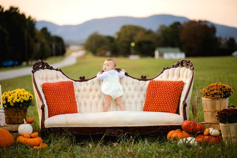 Fall Family Photo Backdrops, Fall Outdoor Photoshoot Setup Family, Couch Mini Session, Antique Couch Photoshoot, Fall Photo Mini Session Ideas, Fall Couch Photoshoot, Outdoor Fall Photoshoot Setup, Outdoor Fall Mini Session Ideas, Fall Outdoor Photoshoot Setup