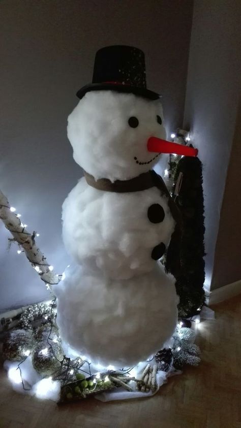 Diy Indoor Snowman, Diy Christmas Snowman, Hanukkah Diy, Winter Wonderland Christmas Party, Outdoor Snowman, Christmas Decor Diy Cheap, Diy Snowman Decorations, Happy Christmas Day, Candy Land Christmas Decorations