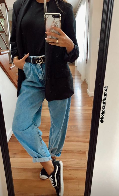 Ballon Jeans Outfit Winter, Carrot Jeans Woman Outfit, Vans Office Outfit, Mons Jeans, Vans Work Outfit, Blazer Jeans Outfit Women, Mode Baskets, Comfy Trendy Outfits, Trainers Outfit