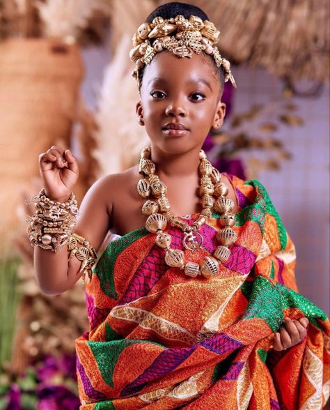 A beautiful girl wearing traditional Akan/ Ghanaian attire and jewellery. She has been dresses in a beautiful kente cloth! I love the colours of the kente and they go so well together Traditional Photoshoot, Ghana Culture, Ghanaian Wedding, African Bridal Dress, Best African Dresses, Kente Cloth, Well Dressed Women, Black Bride