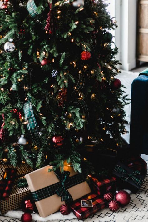 A beautiful modern red and green Christmas Home Tour! Love the traditional Christmas colours in this holiday home tour. Festive reds and greens look beautiful against the white wall backdrop and the blue couch. A mix of modern, nordic, scandinavian design elements give some beautiful holiday decorating ideas. Gorgeous black, red, and brown wrapping paper too! #hometour #Christmas #modern #traditional Green Decorations Christmas Tree, Classy Red Christmas Tree, Dark Red And Green Christmas Tree, Jojo Christmas, Christmas Tree Inspiration Traditional, Christmas Aesthetics, Blue Couch, Christmas Colours, Red Christmas Decor