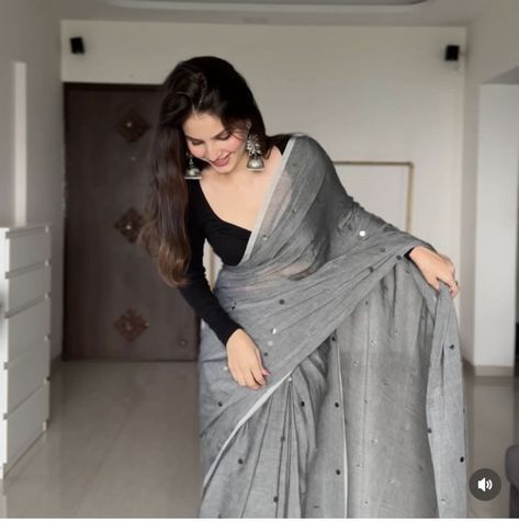 Grey Saree For Farewell, Saree Ideas For Traditional Day, Saree Look For Teachers Day, Farewell Saree Inspo School, Graduation Saree Ideas University, College Saree Look, Best Saree Colour Combination, Sarees For Graduation Day, Saree Ideas For College Fest