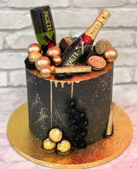 Champagne Bottle Cake Ideas, Champagne Cake Ideas, Champagne Themed Cake, Champagne Theme Cake, Cake With Champagne Bottle On Top, Champagne Cake Design Birthday, Cake With Champagne Bottle, Champagne Cake Design, Birthday Cake Champagne