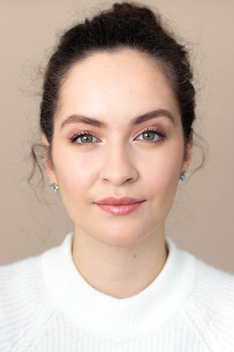 Maquillage pour agrandir ses yeux Natural Wedding Makeup Round Face, Makeup Naturel, Natural Makeup Pale Skin, Minimalistic Makeup, Bridal Makeup Red Lips, Bride Makeup Natural, Light Skin Makeup, Pale Skin Makeup, Pale Makeup